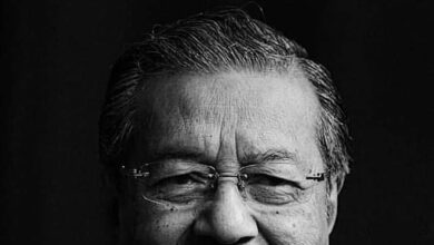 Pilih jawap di media sosial, Mahathir takut ke Mahkamah?