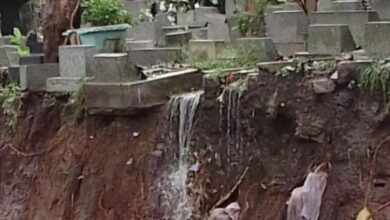 Kubur terjejas akibat tanah runtuh, jenazah nyaris hanyut