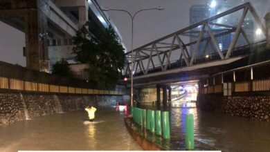 2 pemandu cemas kereta terperangkap banjir kilat di Chan Sow Lin