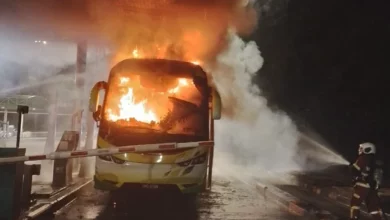 Bas persiaran bawa 44 penumpang terbakar