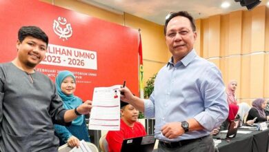 Former Johor MB Hasni submits nomination papers for Umno veep post