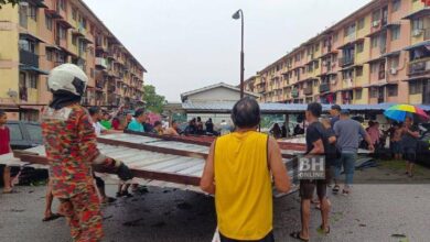 Angin kencang terbangkan bumbung rumah pangsa, gerai