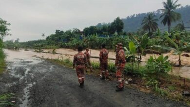 Pasukan bomba menjalankan SAR pada hari kedua. IHSAN JBPM