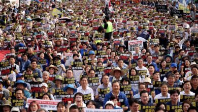 Presiden, PM Korea Selatan nikmati hidangan laut buktikan sisa radioaktif yang dilepas tidak menjejaskan BERNAMA-YONHAP facebook sharing buttonwhatsapp sharing buttontwitter sharing button Penduduk Korea Selatan membantah pelepasan sisa radioaktif Jepun ke lautan. - FOTO Reuters Penduduk Korea Selatan membantah pelepasan sisa radioaktif Jepun ke lautan. - FOTO Reuters Seoul: Presiden Korea Selatan Yoon Suk Yeol dan Perdana Menteri Han Duck Soo menikmati hidangan makanan laut semasa mesyuarat makan tengah hari mingguan mereka pada Isnin bagi mempromosi keselamatan makanan laut susulan pelepasan air sisa radioaktif Jepun ke lautan. Makanan laut juga dihidangkan di kafeteria pejabat presiden, kata pejabat presiden. Pejabat presiden berkata pelbagai jenis makanan laut akan dihidangkan di kafeteria sepanjang minggu, bermula dengan hirisan ikan mentah dan ikan tenggiri panggang pada Isnin, lapor agensi berita Yonhap. "Jumlah orang yang makan di kafeteria hari ini 1.5 kali lebih lebih ramai daripada biasa, termasuk ramai kakitangan yang membatalkan janji temu makan tengah hari mereka untuk makan di kafeteria," kata pejabat presiden dalam satu nota kepada pemberita. ADVERTISING Setiausaha kanan presiden bagi hal ehwal politik Lee Jin Bok dan setiausaha kanan akhbar Kim Eun Hye adalah antara yang menjamu selera, katanya. Kafeteria kehabisan ikan mentah awal kerana permintaan yang tinggi. Keselamatan makanan laut menjadi isu utama selepas Jepun mula melepaskan air sisa radioaktif terawat ke lautan sejak minggu lepas dari loji kuasa nuklear Fukushima yang lumpuh, yang menurut kerajaan Jepun pelepasan itu tidak mendatangkan bahaya kepada kesihatan selagi ia dilakukan dengan cara yang selamat dari segi saintifik.