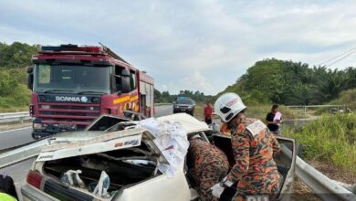 Wanita maut, lima cedera kereta terbabas tertusuk besi penghadang jalan