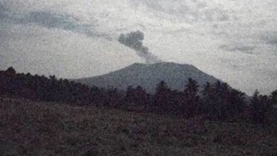 Gunung berapi meletus, muntahkan debu 1,500 meter dari puncak