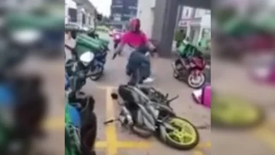 Rosakkan motosikal yang hendak ditarik selepas 3 tahun tak bayar