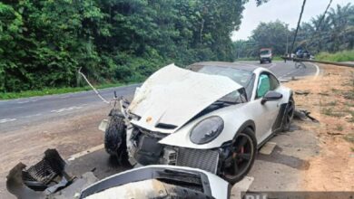 Kereta Porsche 911 Dakar rempuh tiang lampu, warga Singapura parah