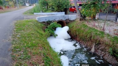 Sisa basuhan bahan berbahaya disyaki punca air parit bertukar biru, berbuih