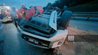 Kereta terbabas dan terbalik, pasangan suami isteri cedera