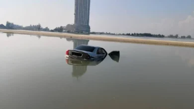 Terlupa tarik brek tangan, kereta ditenggelami air pasang