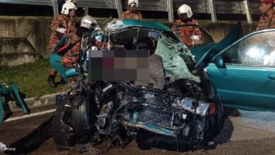 Dua maut kereta rempuh tembok pembahagi jalan