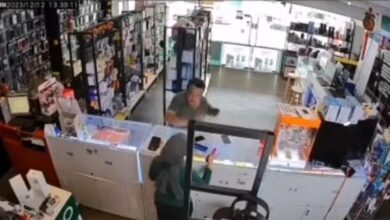 Man turns aggressive at handphone shop