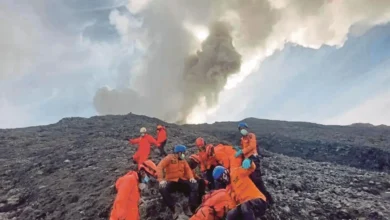 Letusan Marapi: Batu sebesar kepala dewasa melayang di udara