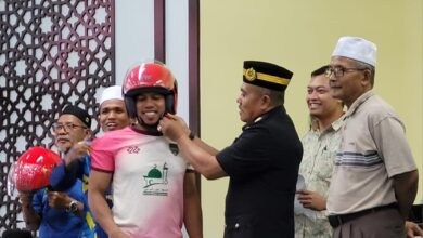 Tunggang motosikal ke masjid pun perlu pakai topi keledar-JPJ