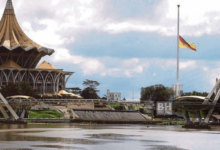 Bendera gergasi Sarawak dikibarkan separuh tiang