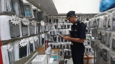 Jual alat ganti telefon bimbit tiruan, empat premis diserbu