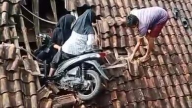 Motosikal pelajar perempuan tersangkut atas bumbung rumah