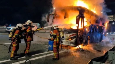 Bas ekspres terbakar: 16 terselamat