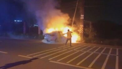 Kereta terbakar selepas langgar tiang lampu