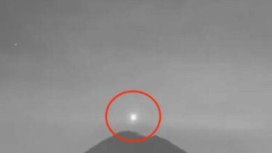 UFO terbang dalam kawah gunung berapi