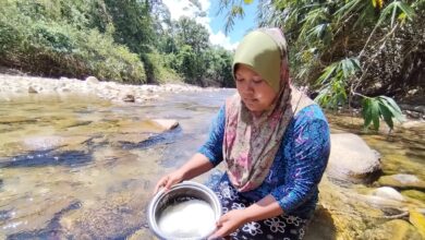 Penduduk terpaksa cuci beras guna air sungai