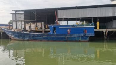 Kapal kargo Indonesia ditahan bawa bijih timah tanpa kebenaran