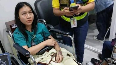 Wanita tanggal pakaian, berang didenda