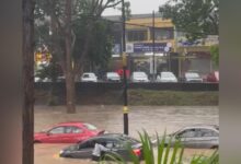 Banjir kilat, 10 kereta terkandas di Lebuh Ayer Keroh