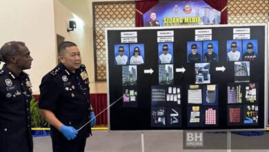 Kok Chin menunjukkan maklumat mengenai sindiket dadah yang ditumpaskan Polis Johor