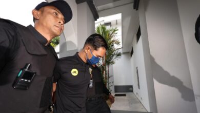 Suspek bunuh Nur Farah Katini tiba di mahkamah bagi pendakwaan