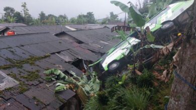 Bas ‘terbang’ jatuh atas bumbung rumah