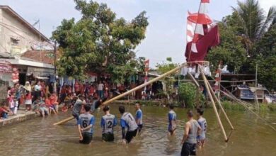 Pemenang panjat batang licin dapat hadiah ‘janda muda’