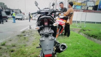 Penunggang motosikal maut digilis lori