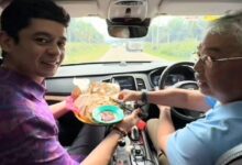 Gelagat Tengku Hassanal Santap Roti Canai Dalam Kereta Bersama Sultan Pahang [VIDEO]