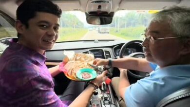 Gelagat Tengku Hassanal Santap Roti Canai Dalam Kereta Bersama Sultan Pahang [VIDEO]