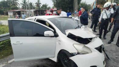 Dua lelaki parah, pandu kereta lawan arus elak dicekup polis