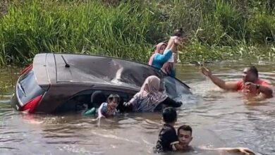 Gara-gara monyet melintas, enam sekeluarga terjunam ke parit