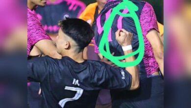 Pemain bola sepak diburu bawa senjata tajam dalam padang