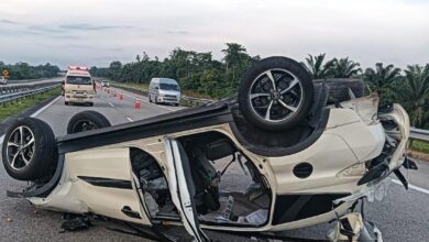 Wanita warga emas maut, Perodua Aruz terbalik di LPT 2