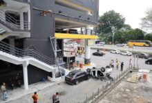 Kereta terjunam di Terminal 1 Seremban