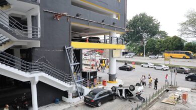 Kereta terjunam di Terminal 1 Seremban