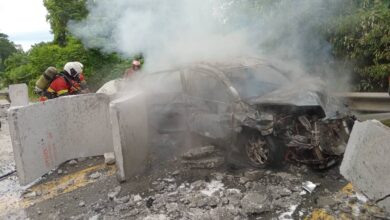 Wanita cedera, kereta terbakar langgar konkrit jatuh dari treler