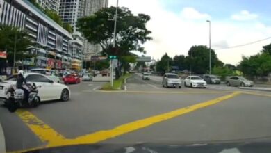 [VIDEO] Pemandu Mercedes lari lepas langgar anggota polis diburu