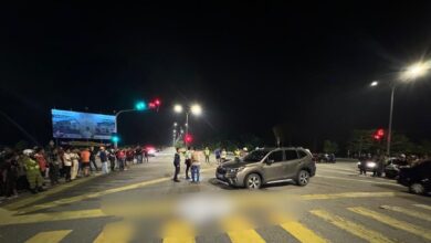 Ajal langgar lampu merah di simpang empat