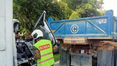 Warga emas maut, kenderaan dipandu anak langgar belakang lori tanah