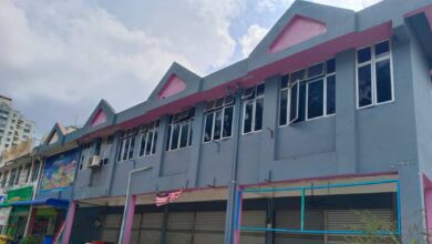 Papan tanda Ikhwan Mart diturunkan, penduduk nampak 2 lelaki naik lori