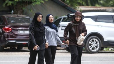 Isteri, anak Sabari setia tunggu di lokasi pencarian