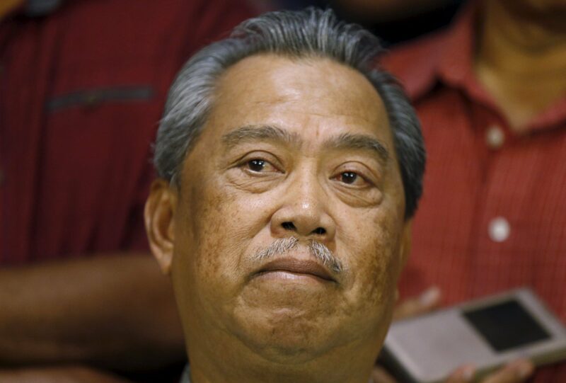 Muhyiddin balik dari London bawa menantu pulang?