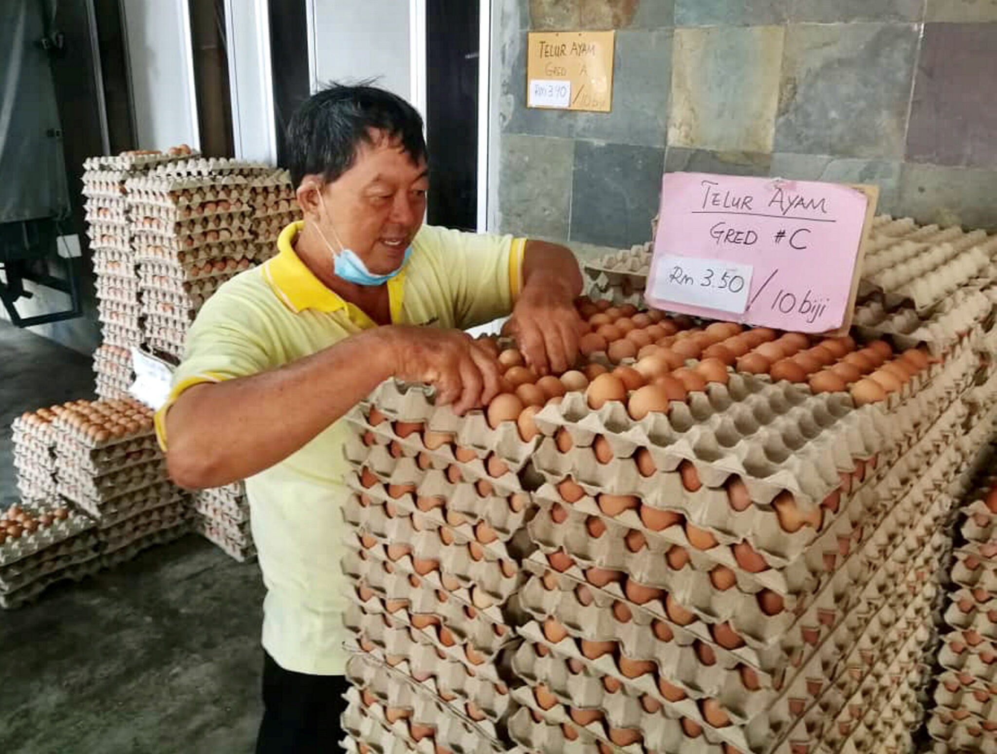 Harga telur ayam dan itik melambung